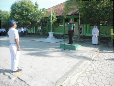 BABINSA MAJENANG SEBAGAI IRUP UPACARA BENDERA MINGGU KE II  SMP NEGERI 1 SUKODONO