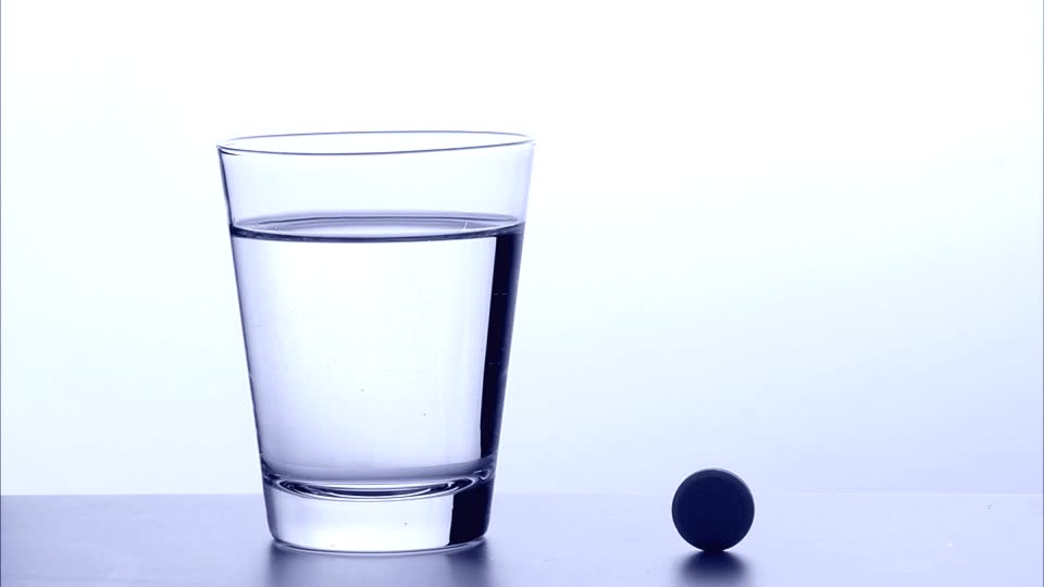 мутность и цветность воды. прозрачность жидкостей. стакан воды. прозрачность питьевой воды определяют. прозрачность жидкостей.