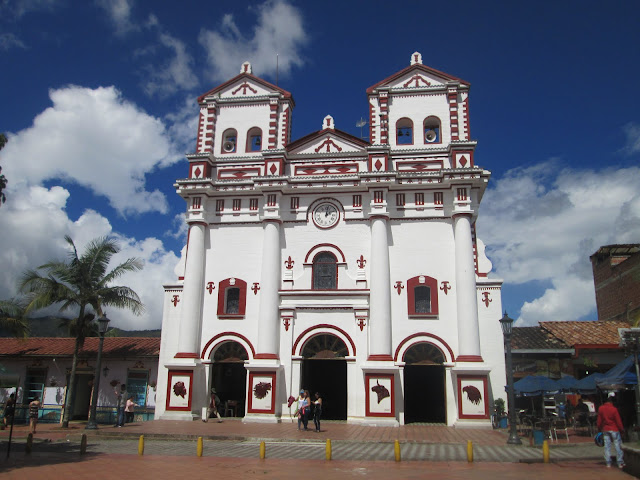 La iglesia principal de Guatapé no pasa desapercibida