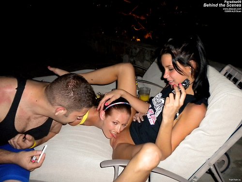 aziatov-parney-pizdolizi-v-barah-seks-foto-porno