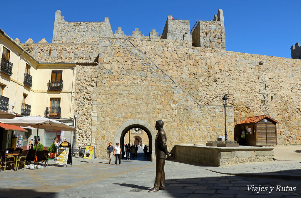 Subida a la muralla de la puerta del Alcazar por la plaza de Adolfo Suarez