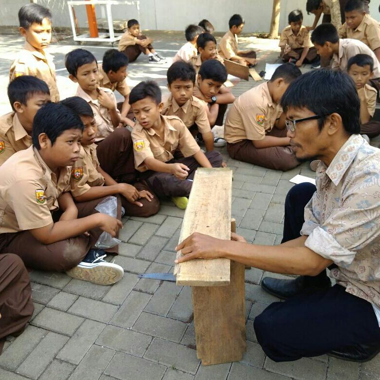 Membuat Rak  Sepatu  dari  Kayu  Bekas SD Juara Bandung