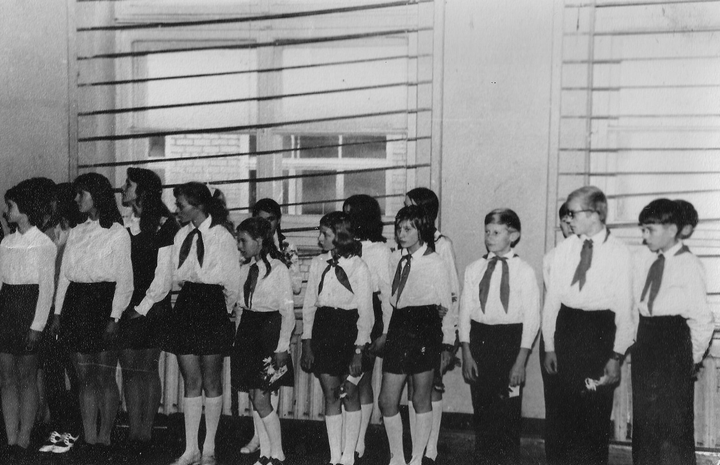 Skolēni ierindas skatē 1970-tie gadi