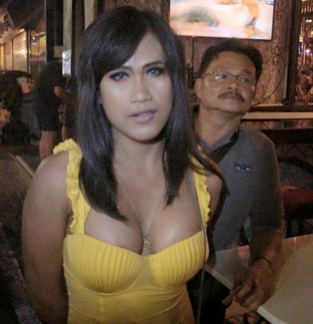 Trans wife. Улица в Тайланде с трансами. Ледибои в Паттайе.