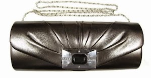 Pleat detailing made this handbag ravishing. Added beautiful hardware