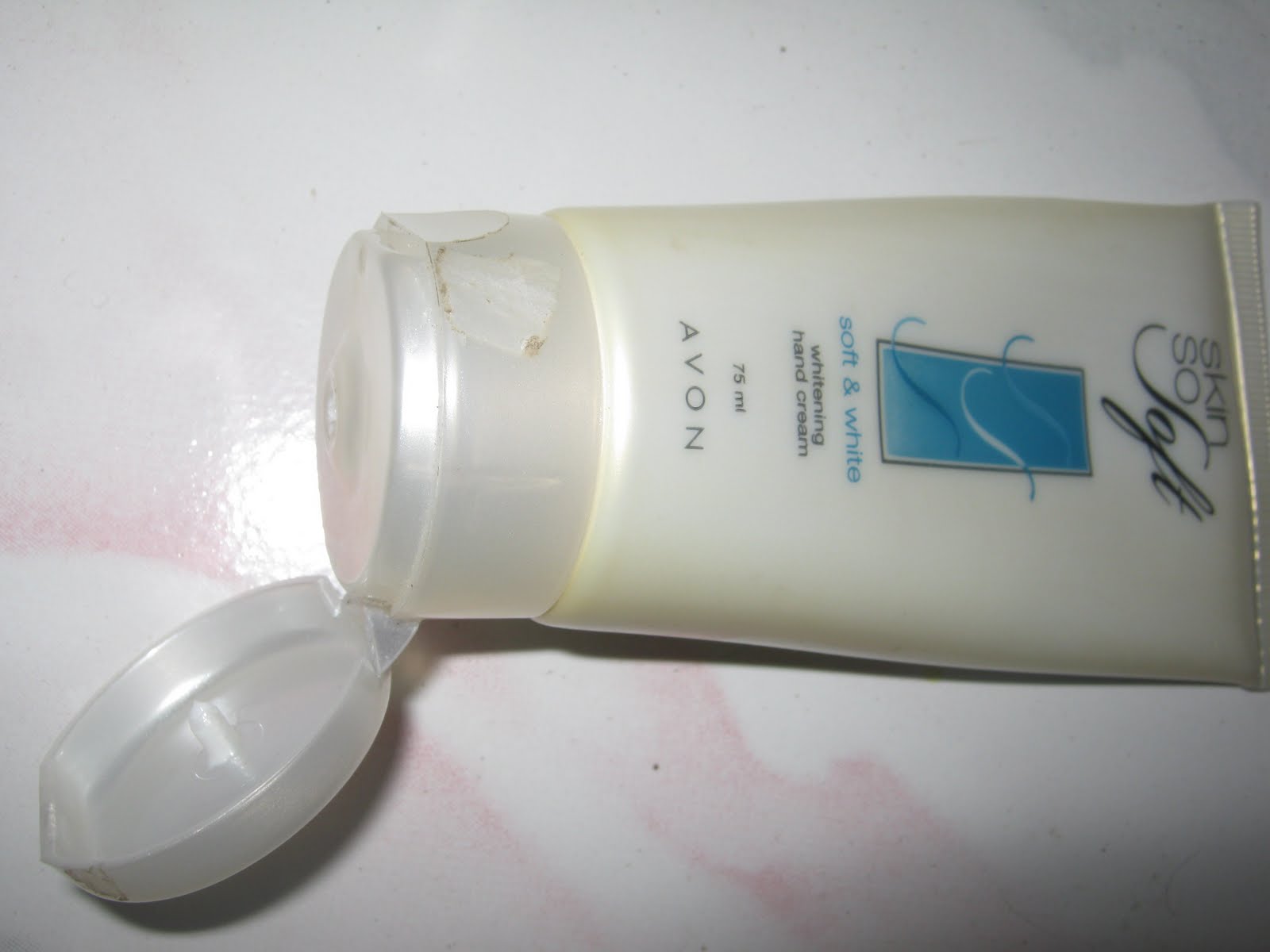 AVON SKIN SO SOFT SOFT & WHITE WHITENING HAND CREAM SWATCH & REVIEW