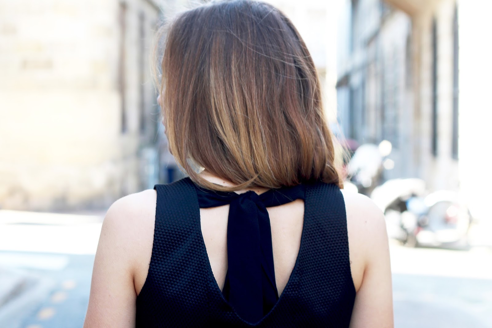 Rinascimento robe noire noeud dos