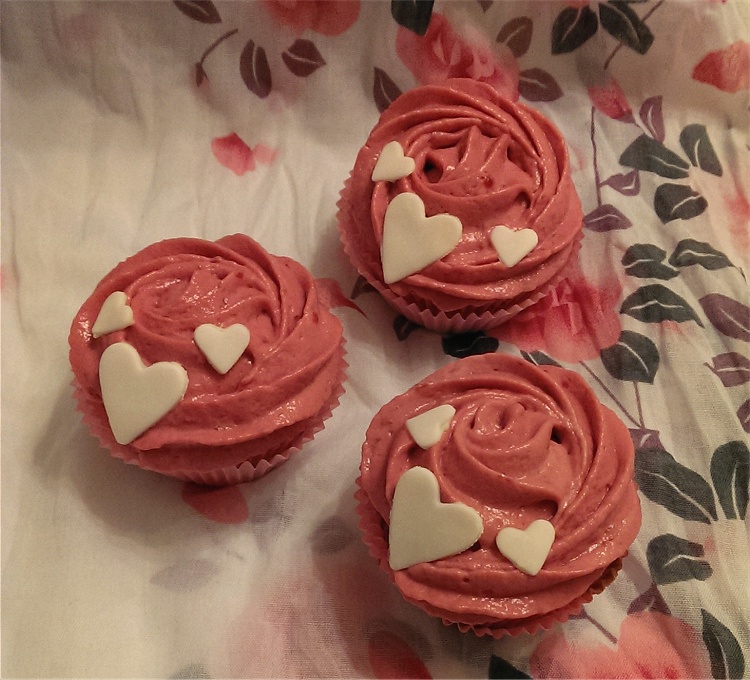 Vanilla Raspberry Cornflakes Cupcakes