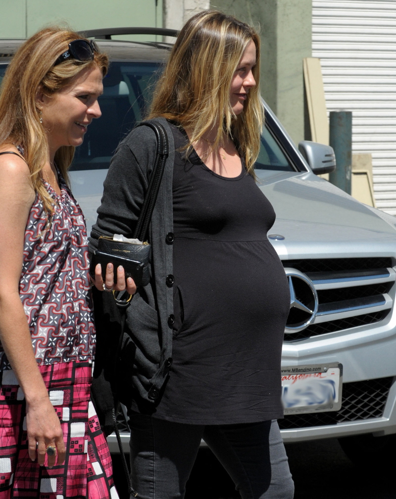 Alicia Silverstone gives birth to a baby boy