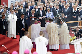 Photos: Pope Francis Trips And Falls Over As He Arrives For Holy Mass At The Jasna Gora Shrine In Poland