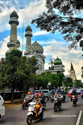 Masjid dan gereja berdampingan di alun-alun Kota Malang. Masjid dan gereja berdampingan di alun-alun Kota Malang.