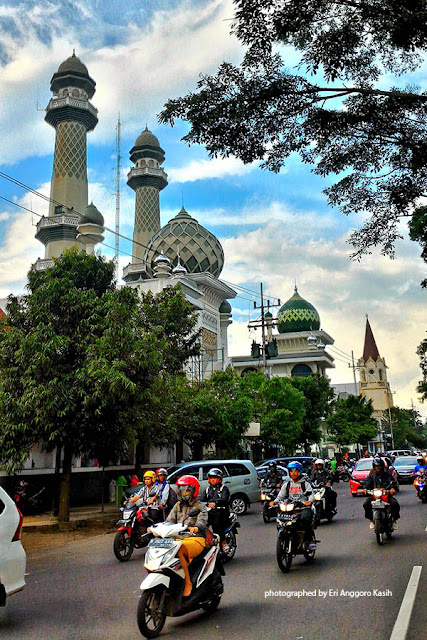 Masjid dan gereja berdampingan di alun-alun Kota Malang. Masjid dan gereja berdampingan di alun-alun Kota Malang.