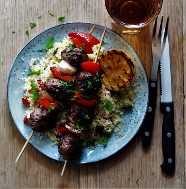 Shish kebab med couscous og grillede grøntsager