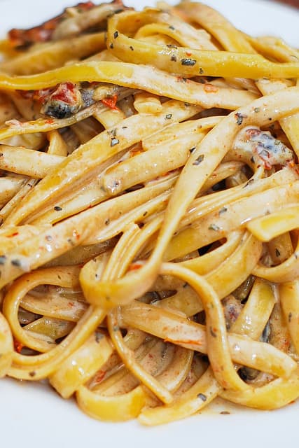 SUN DRIED TOMATO AND MUSHROOM PASTA IN A GARLIC AND BASIL SAUCE #tomato #mushroom #pasta #pastarecipes #easypastarecipes #garlic #basilsauce #basil SUN DRIED TOMATO AND MUSHROOM PASTA IN A GARLIC AND BASIL SAUCE #tomato #mushroom #pasta #pastarecipes #easypastarecipes #garlic #basilsauce #basil