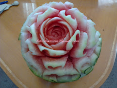 Rosa com pétalas viradas, esculpida na melancia