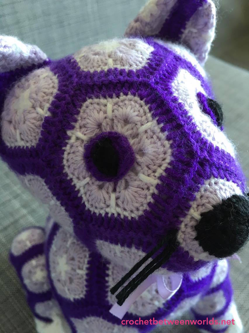 Crochet between worlds: Ta-dah! My First African Flower Kitty!