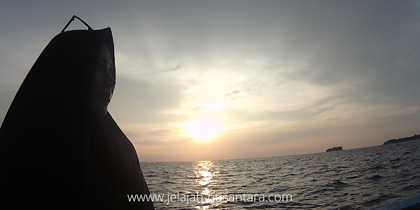 Menunggu sunset di pulau perak - aktivitas open trip pulau harapan paket wisata private trip pulau harapan 2 hari 1 malam