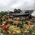 Caminhão carregado de frutas e verduras capota após colidir com carro na BA-120