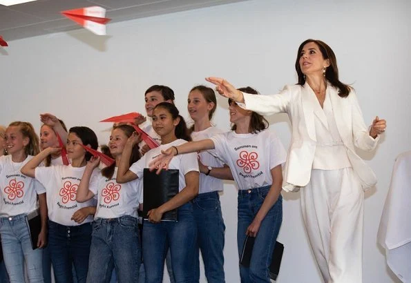 Crown Princess Mary with TrygFonden and Danish Cancer Society attended WHO' World No Tobacco Day event. She wore a white Massimo Dutti Pantsuit