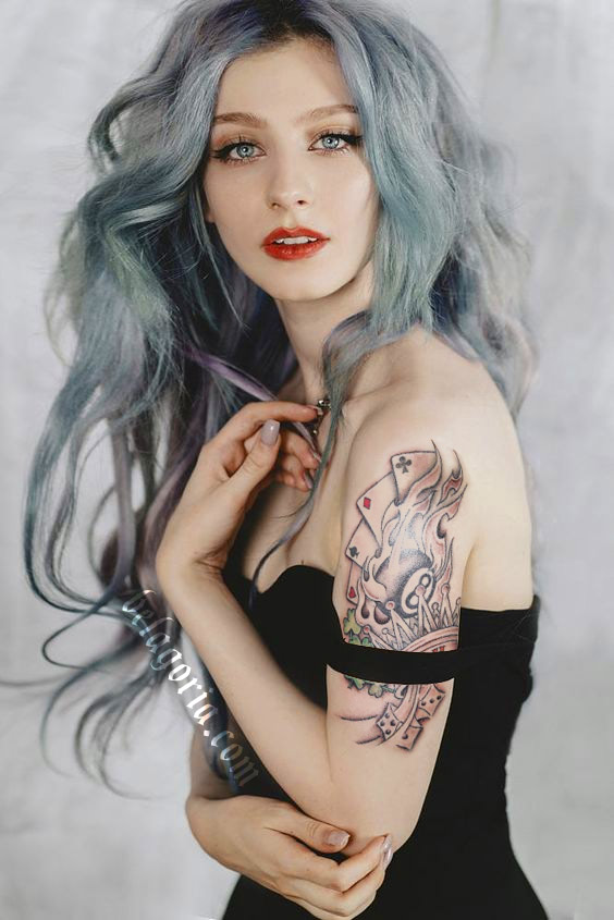 Foto de una modelo con tatuaje de poker en el brazo