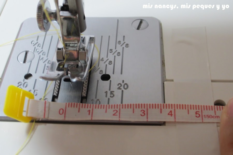 mis nancys, mis peques y yo, tutorial DIY funda de cojín sencilla con cremallera y volante, colocar cinta adhesiva a 4 cm