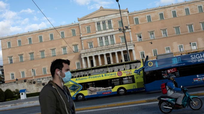 Ποιες μάσκες απαγορεύεται να φοράμε: «Αν δείτε άνθρωπο με μάσκα με βαλβίδα, τρέξτε 22 μέτρα μακριά» Ποιες μάσκες απαγορεύεται να φοράμε: «Αν δείτε άνθρωπο με μάσκα με βαλβίδα, τρέξτε 22 μέτρα μακριά»