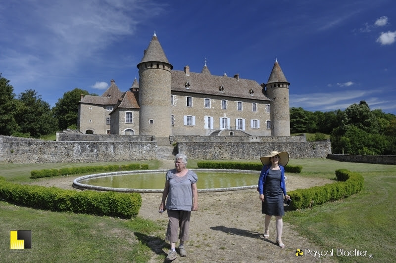 félicienne et valérie blachier sur la grande terrasse du chateau de virieu photo Pascal Blachier