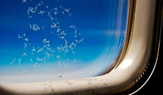 Γιατί τα παράθυρα των αεροπλάνων έχουν μια μικρή τρύπα στο κάτω μέρος;