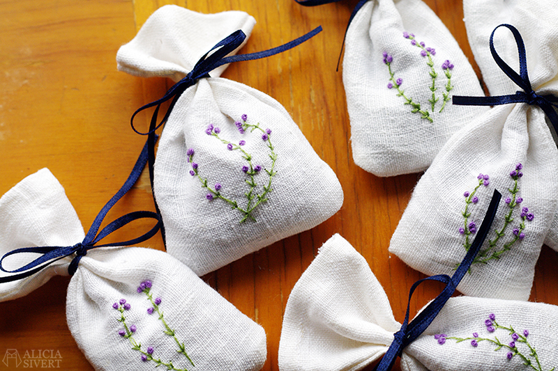 DIY hand embroidered lavender bags, step by step tutorial and video instructions by Alicia Sivertsson. aliciasivert alicia sivert sivertsson diy so it yourself gör det själv steg för steg beskrivning instruktioner video step by step tutorial instructions video broderi brodera broderade embroidery hand embroidered lavendel lavendelpåse lavendelpåsar lavender bag bags doftpåse doft garderob mal sy sömnad sew sewing skapa skapande creativity gift gifts present presenttips gå bort-present franska knutar french knots purple lila violett lavendelkvist lavendelkvistar hantverk handgjort handgjord hand made handicraft craft textil textile textilhantverk