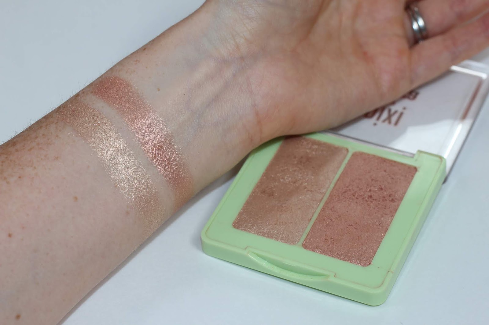 Tid skære ned Diskret Pixi Glowy Gossamer Duo Review and Swatches | Pink Paradise Beauty