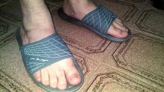Men in sandals - Pés de homem usando chinelo slide - Pés Masculinos - chinelos Speedo - chinelo masculino para homem
