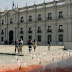 Familiares víctimas de Pinochet tiñen de rojo agua fuente de Palacio de La Moneda