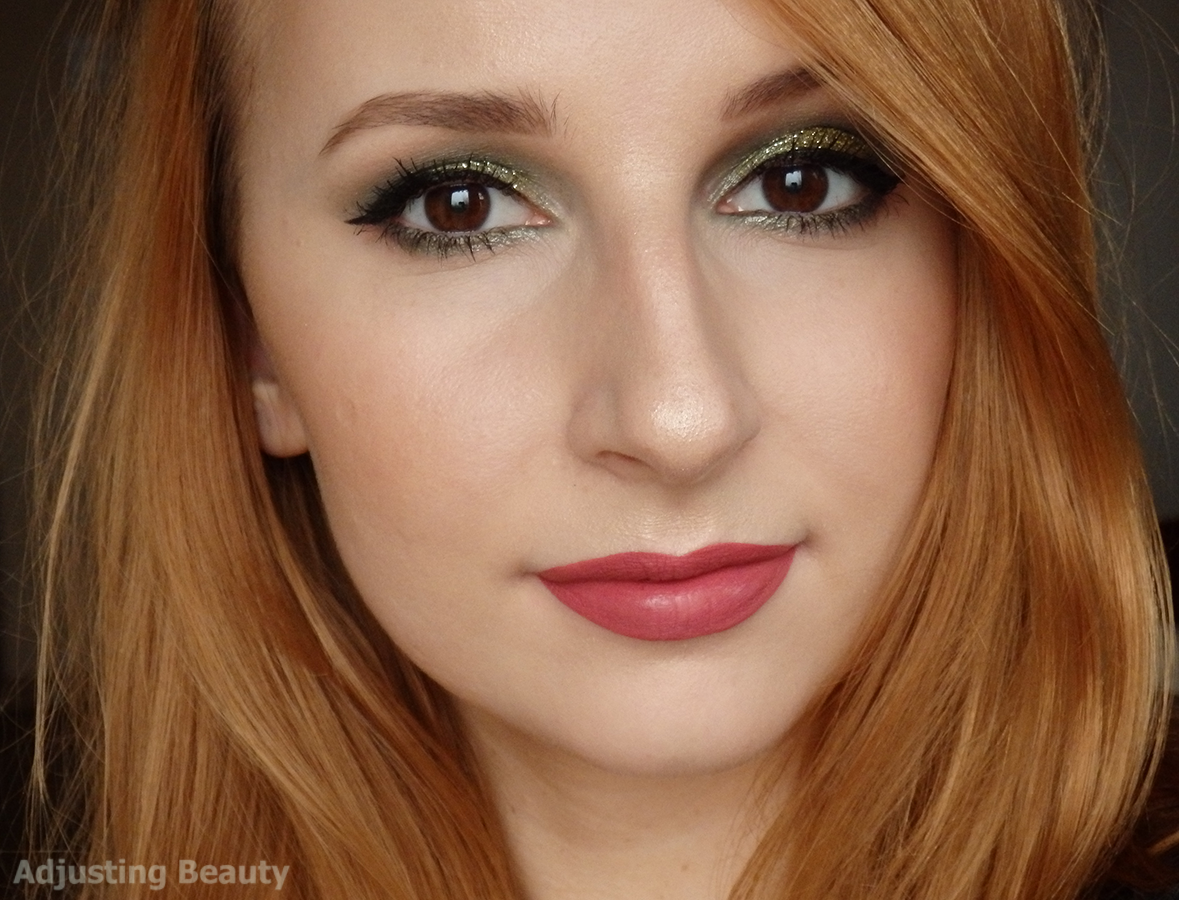 Green And Red Christmas Makeup - Adjusting Beauty