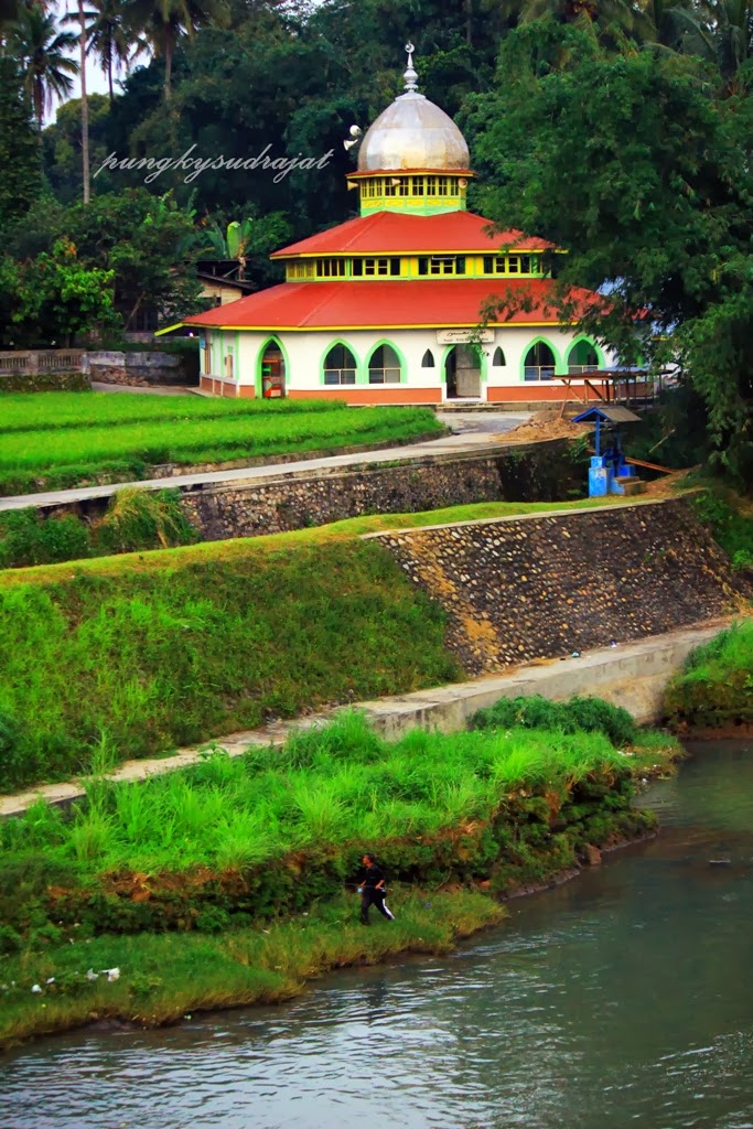 Masjid diatas Sungai Agam