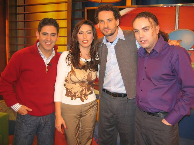 O Músico Ricardo Verdelho com os apresentadores José Figueiras, Fernanda Freitas e com um ator brasileiro no programa 'Às 2 Por 3' na SIC
