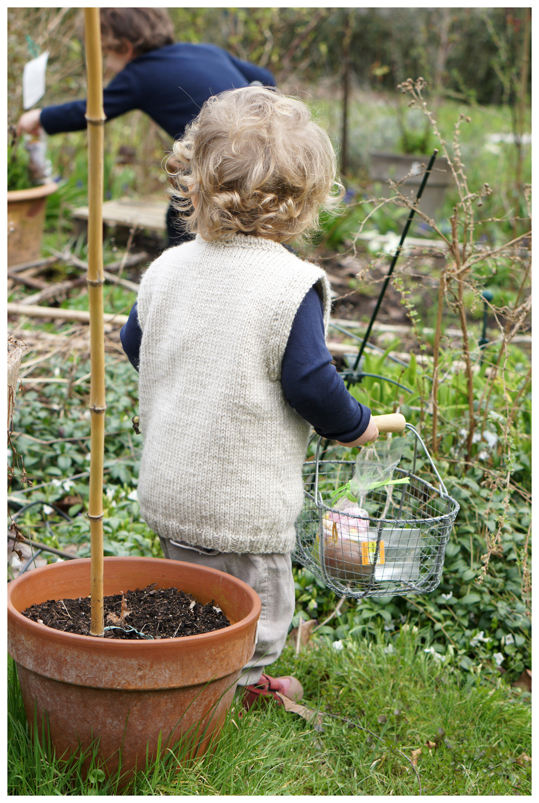 CERGIPONTIN: dans le Jardin - in the Garden