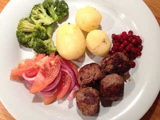 k%25C3%25B6ttbullar5 - Pepparkakskryddade köttbullar med kokt potatis och gräddsås
