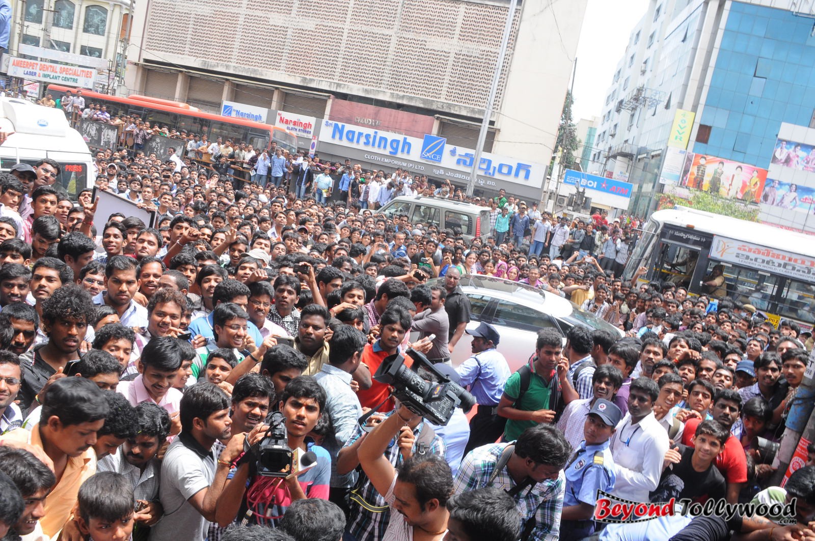 tollyimg: Allu Arjun Launches Lot Mobiles Showroom Photos