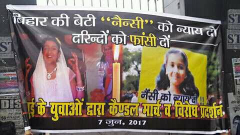 नैन्सी को न्याय दो नारे के साथ जमुई में गायक भवानी कुमार पाण्डेय युवाओं के साथ कैंडल मार्च निकाला.