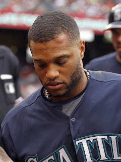 (Video) Robinson Canó recibe duro pelotazo en el dogout mientras Angelinos calentaban.