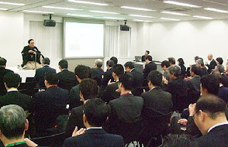 三遊亭楽春講演会「落語に学ぶ顧客満足向上講演会」の風景。 三遊亭楽春講演会「落語に学ぶ顧客満足向上講演会」の風景