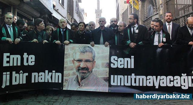 Tahir Elçi vurulduğu sokakta anıldı DİYARBAKIR-Diyarbakır’ın Sur ilçesinde polis ile PKK’liler arasında çıkan çatışmada vurularak hayatını kaybeden Diyarbakır Baro Başkanı Tahir Elçi, Diyarbakır Barosu tarafından vurulduğu Yenikapı sokağında anıldı.