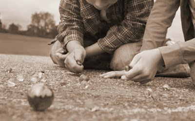 Resultado de imagen para niños jugando a las canicas en los años 70
