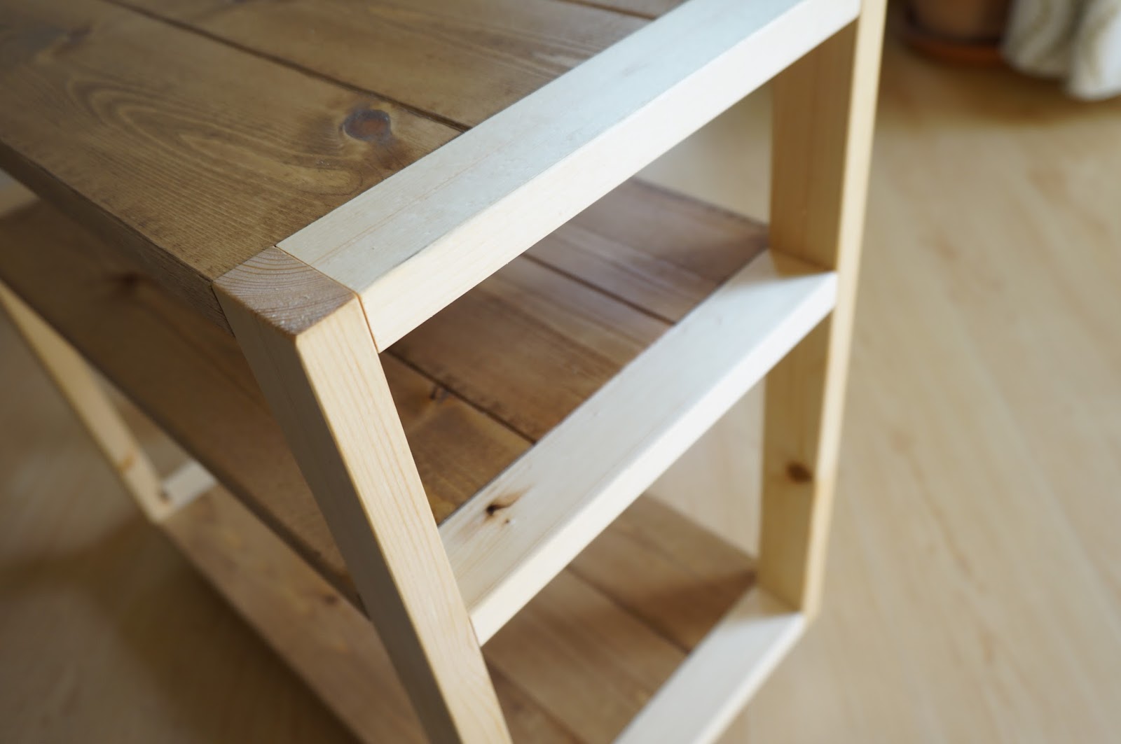 Something Good by DIY ： 手作りのステキな何か キャスター付き小型の棚完成写真。(DIY Small shelf