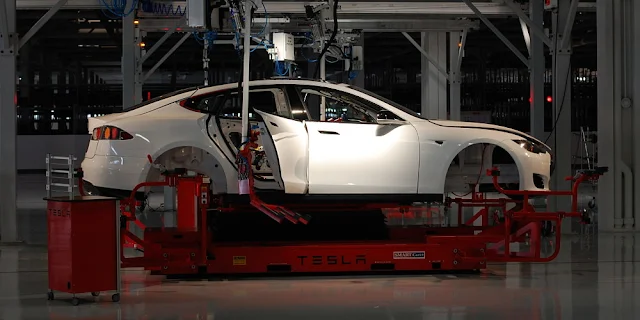 B&E | Auto Union courts Tesla Workers, Amplifies 'Buy American' Message