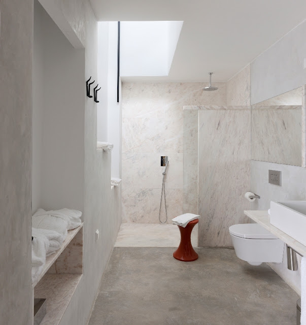 baño paredes de marmol