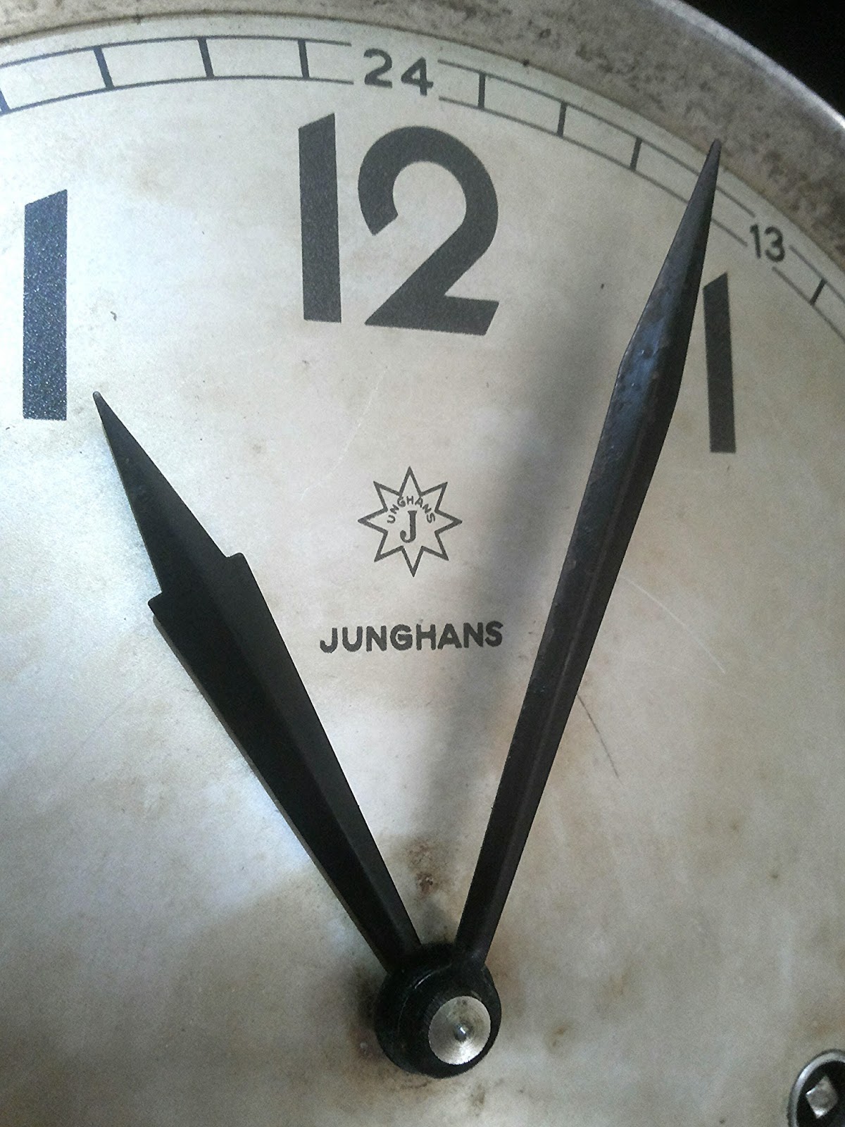 Знак часы 10 10. Клеймо Junghans. Клеймо Junghans часы Junghans. Логотип часов Junghans. Часы Юнганс клеймо.