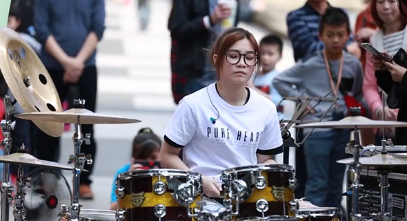 Drummer Cantik Ini Berhasil Hipnotis Setengah Juta Netizen Drummer Cantik Ini Berhasil Hipnotis Setengah Juta Netizen