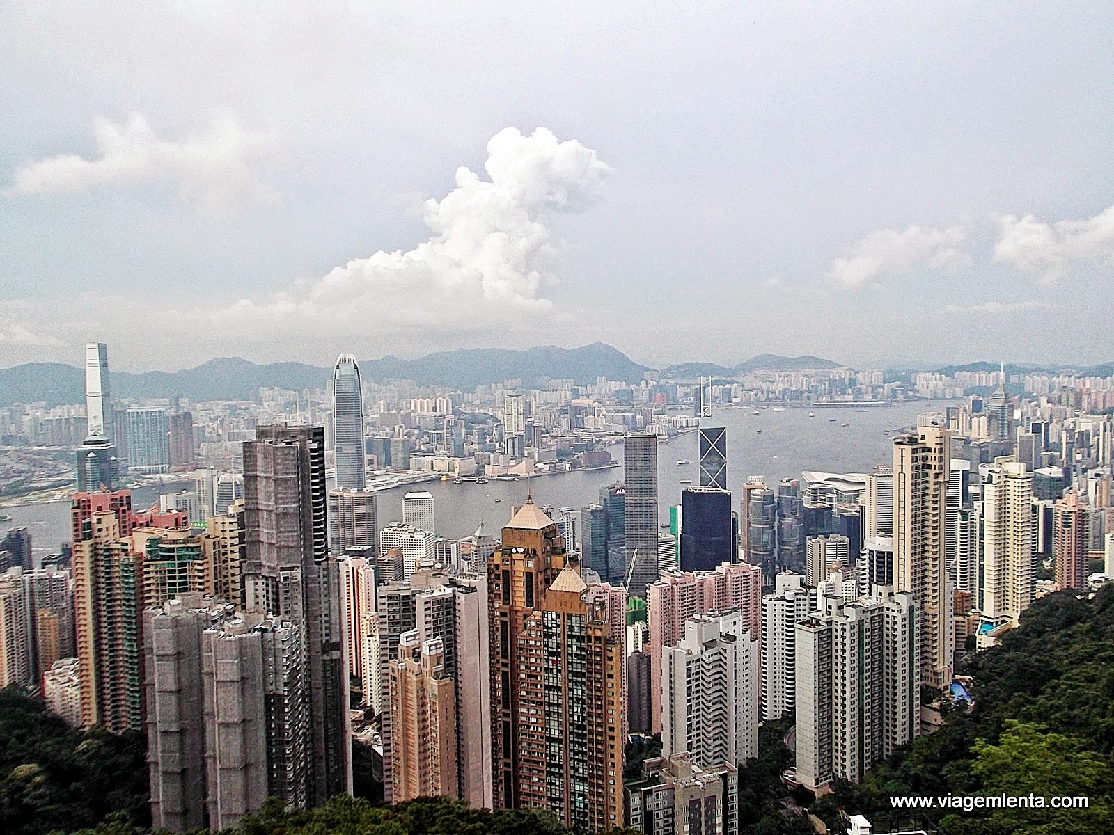 Dias 180 a 184 da viagem – as chinesas capitalistas Hong Kong e Macau Relato da viagem à Hong Kong e Macau, experiências capitalistas chinesas exemplares. Passeios em Kowloon, ilha de Victoria, cassinos e Mount Fort.