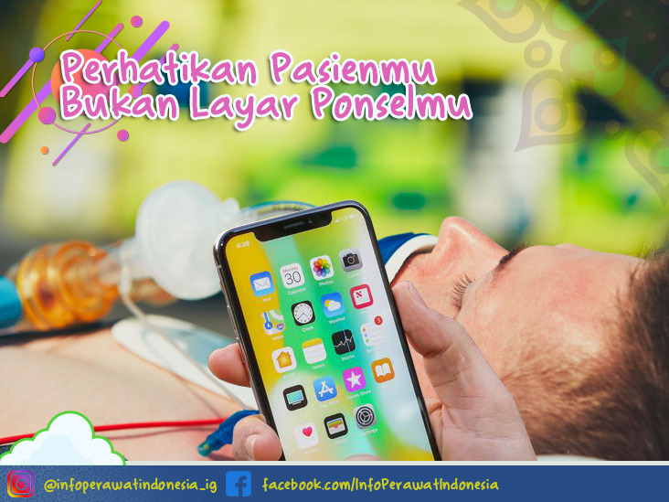 Apa yang Lebih Penting: Memperhatikan Layar Ponsel atau Keadaan & Keluhan Pasien?